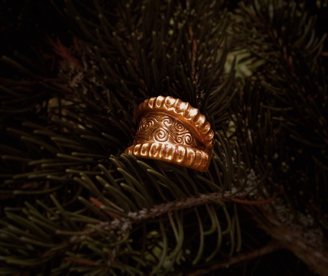 bague bouquetin avec gravures spiralées en bronze jaune