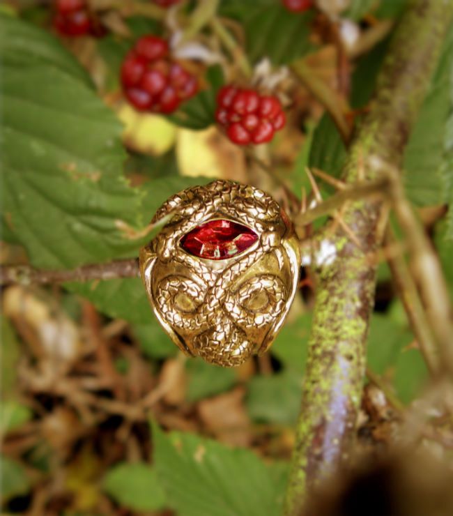 bague serpents entrelacés en bronze jaune avec pierre rouge