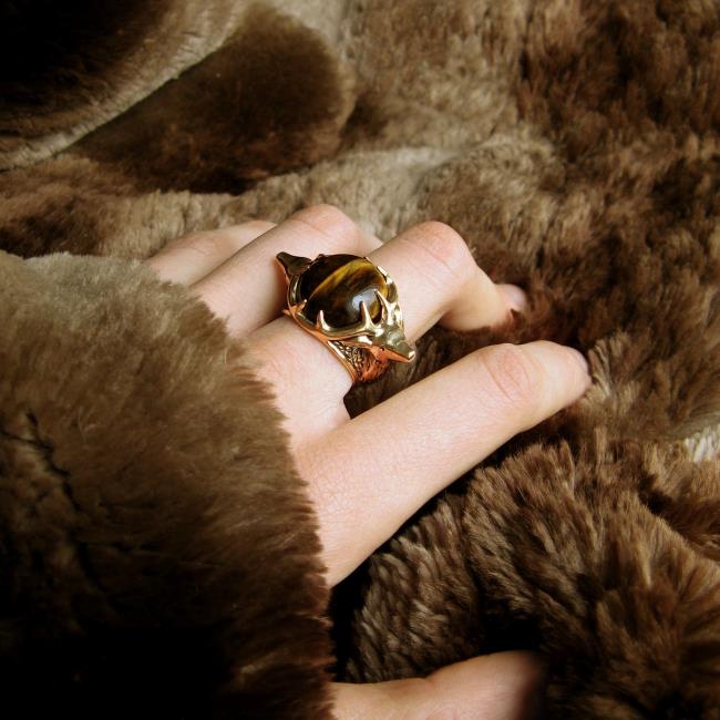 bague deux cerf avec cabochon oeil de tigre en bronze jaune