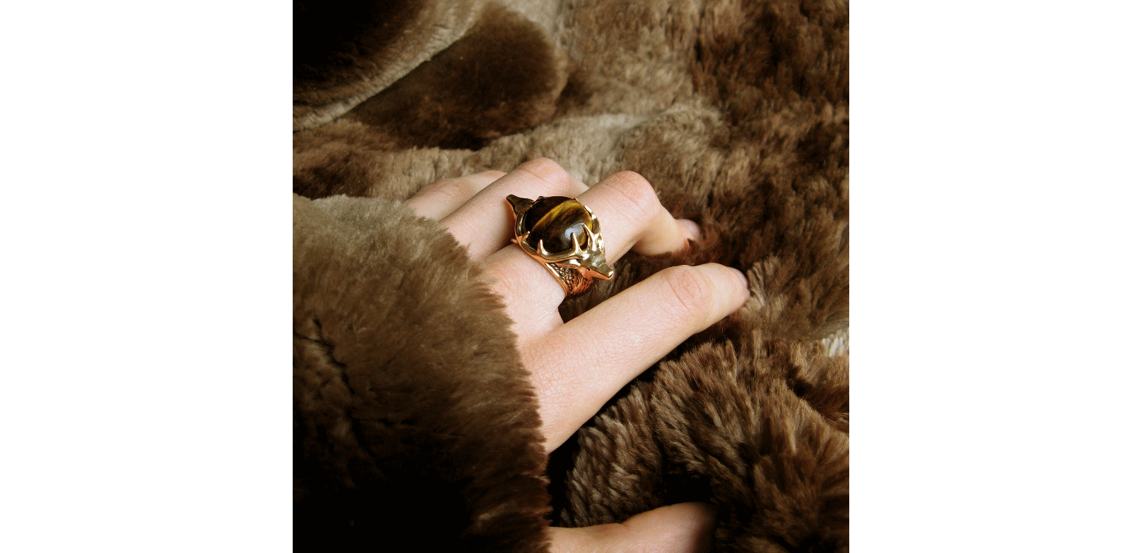 bague deux cerf avec cabochon oeil de tigre en bronze jaune