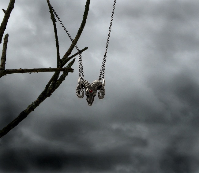 collier crâne de bélier en bronze blanc