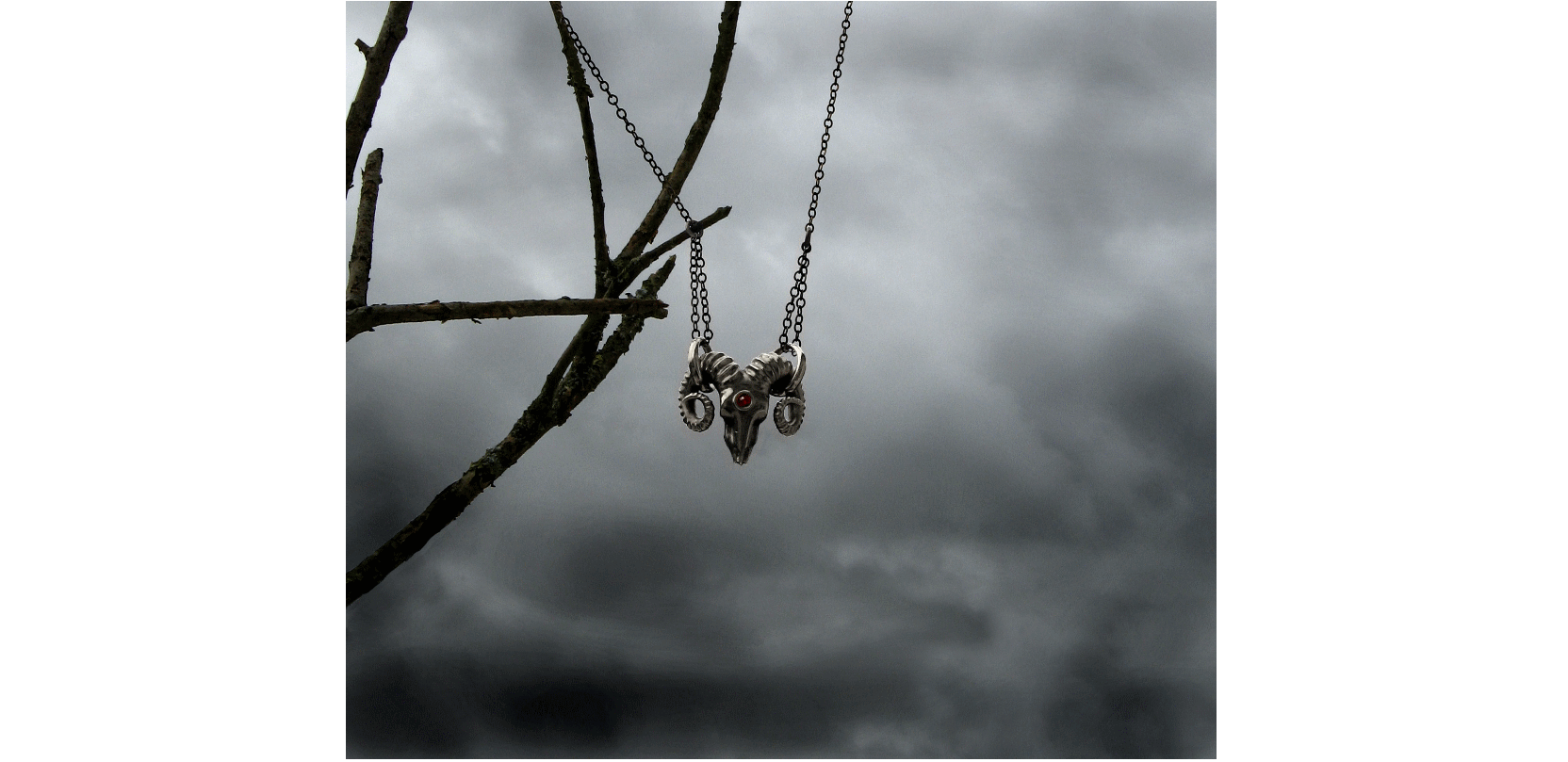 collier crâne de bélier en bronze blanc