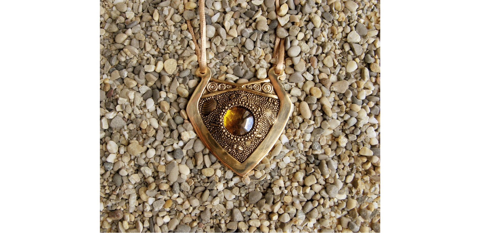 collier grains de sable et coquillages avec cabochon central en bronze jaune