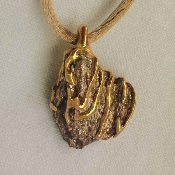 pendentif bronze et pierre de mica