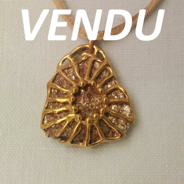 pendentif bronze et pierre de mica