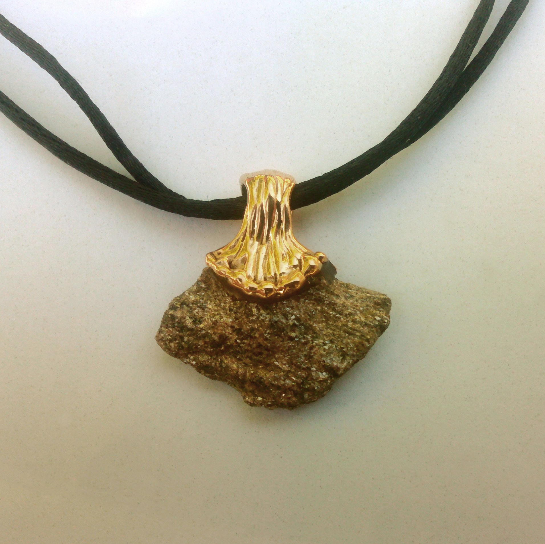 pendentif bronze et pierre de mica