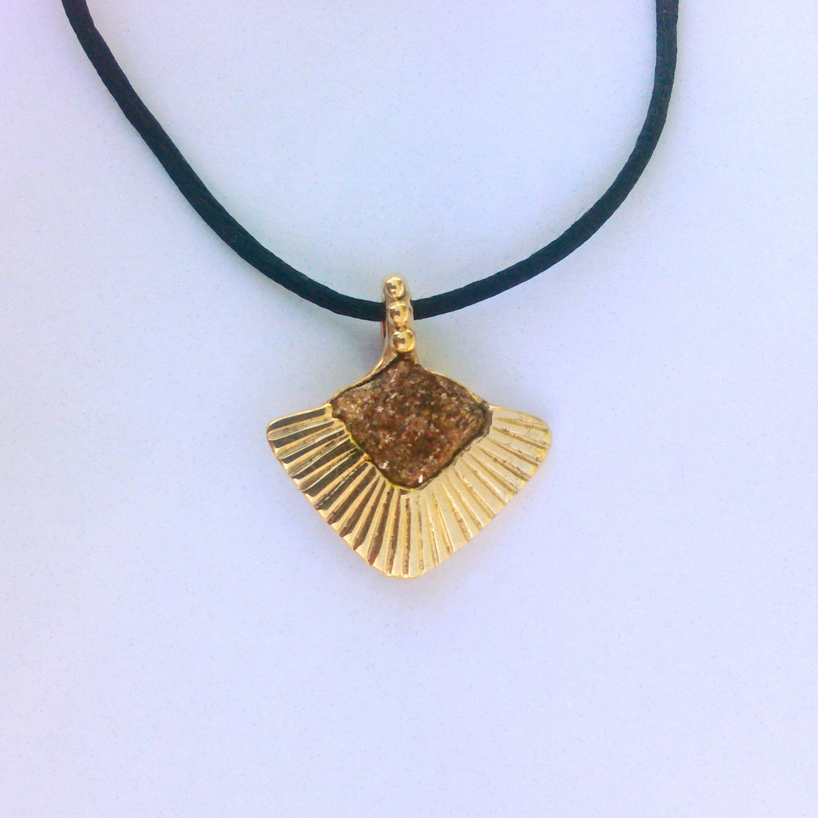 pendentif bronze et pierre de mica