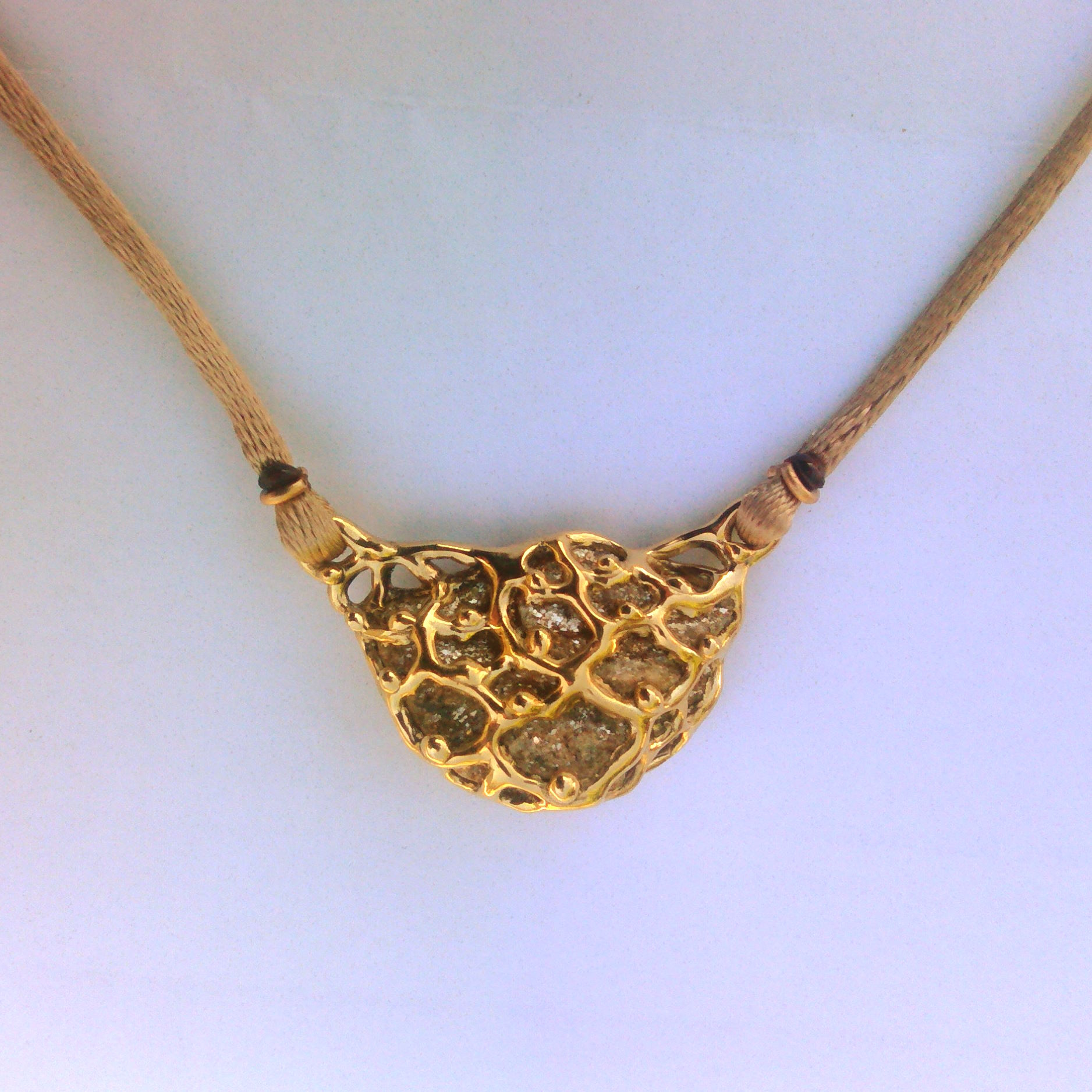 collier bronze et pierre de mica