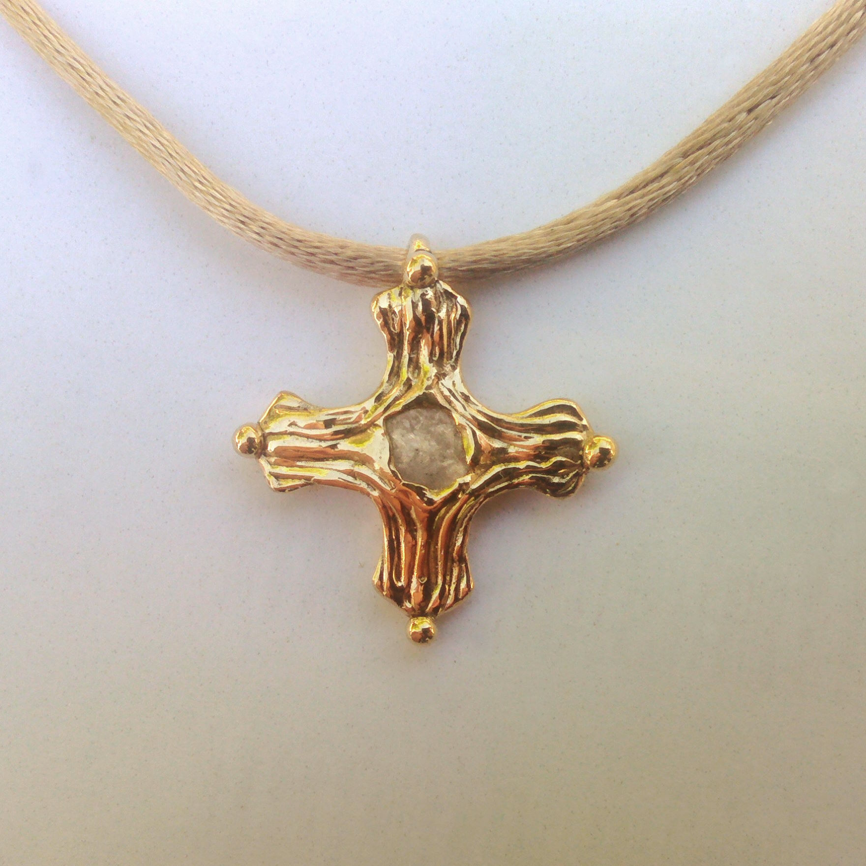 collier croix bronze jaune et pierre brute blanche